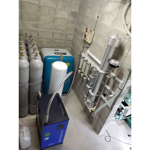 奥にあるのが低圧コンプレッサーのSCAT300です　手前に低圧タンクとドライヤーを置きました