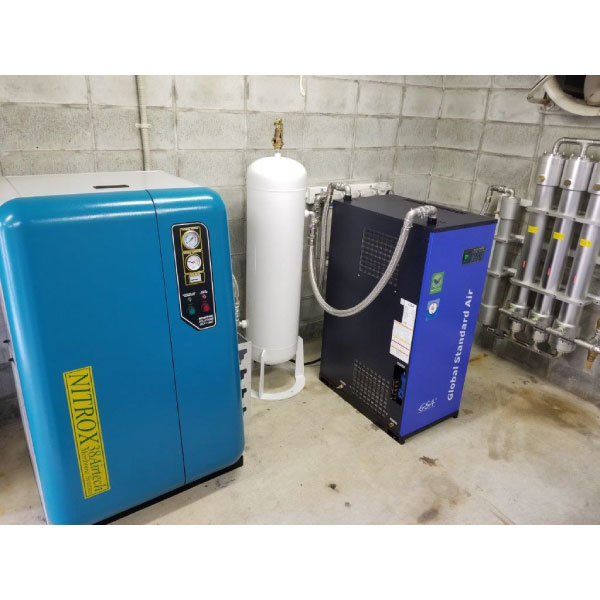 SCAT６００を手前に奥が低圧タンクとドライヤーシステムです