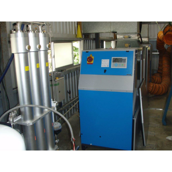 バウアーの大型コンプレッサー　V150が２台が常設されています