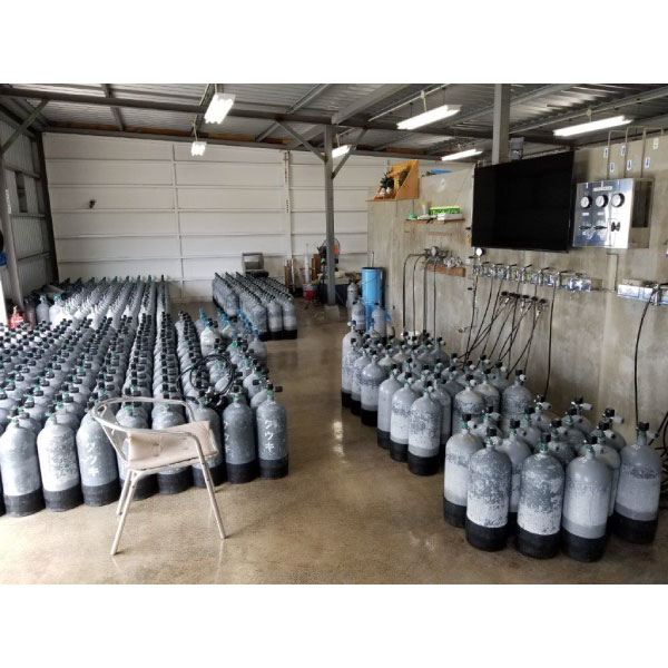 空気とナイトロックスのタンクを貸し出しています