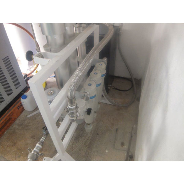 メンブレンの後ろに水分除去フィルターを取り付けてあります