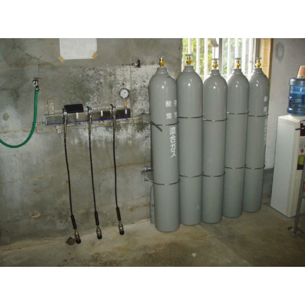 親容器システムと充填台です