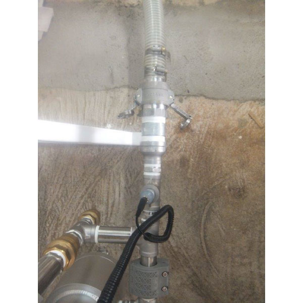 ワンタッチで入口のホースが外れます